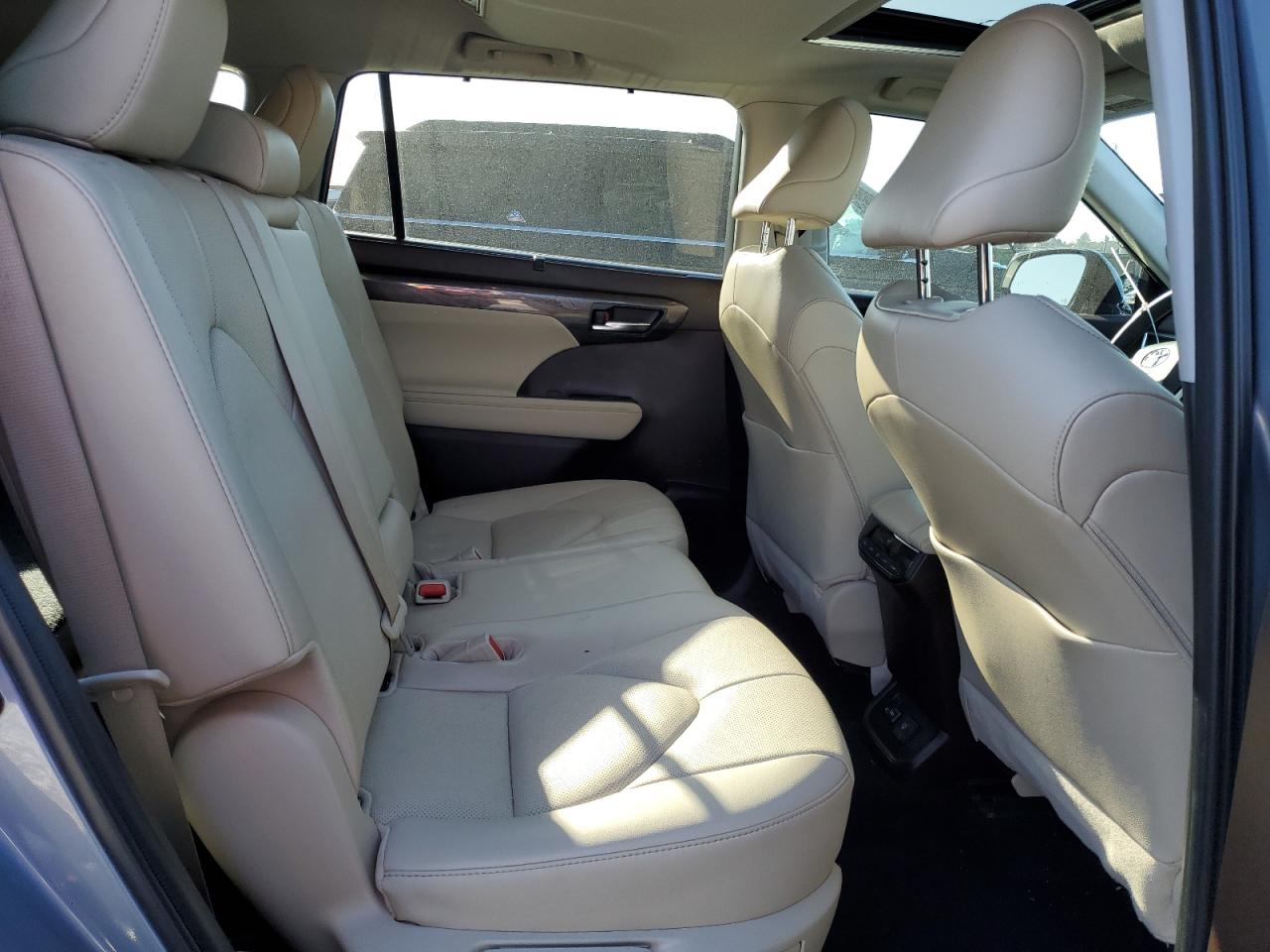 2022 Toyota Highlander - Image 11