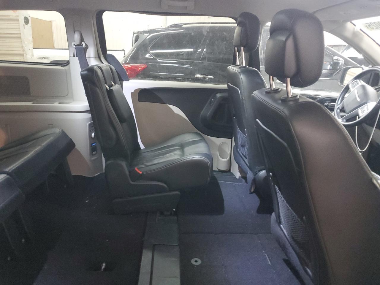 2015 Chrysler Town & Country - Image 11