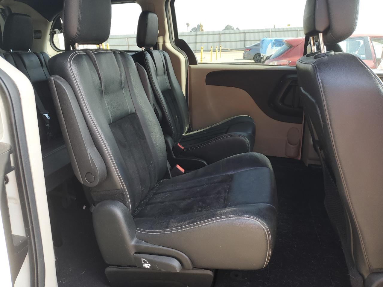 2017 Dodge Caravan - Image 11
