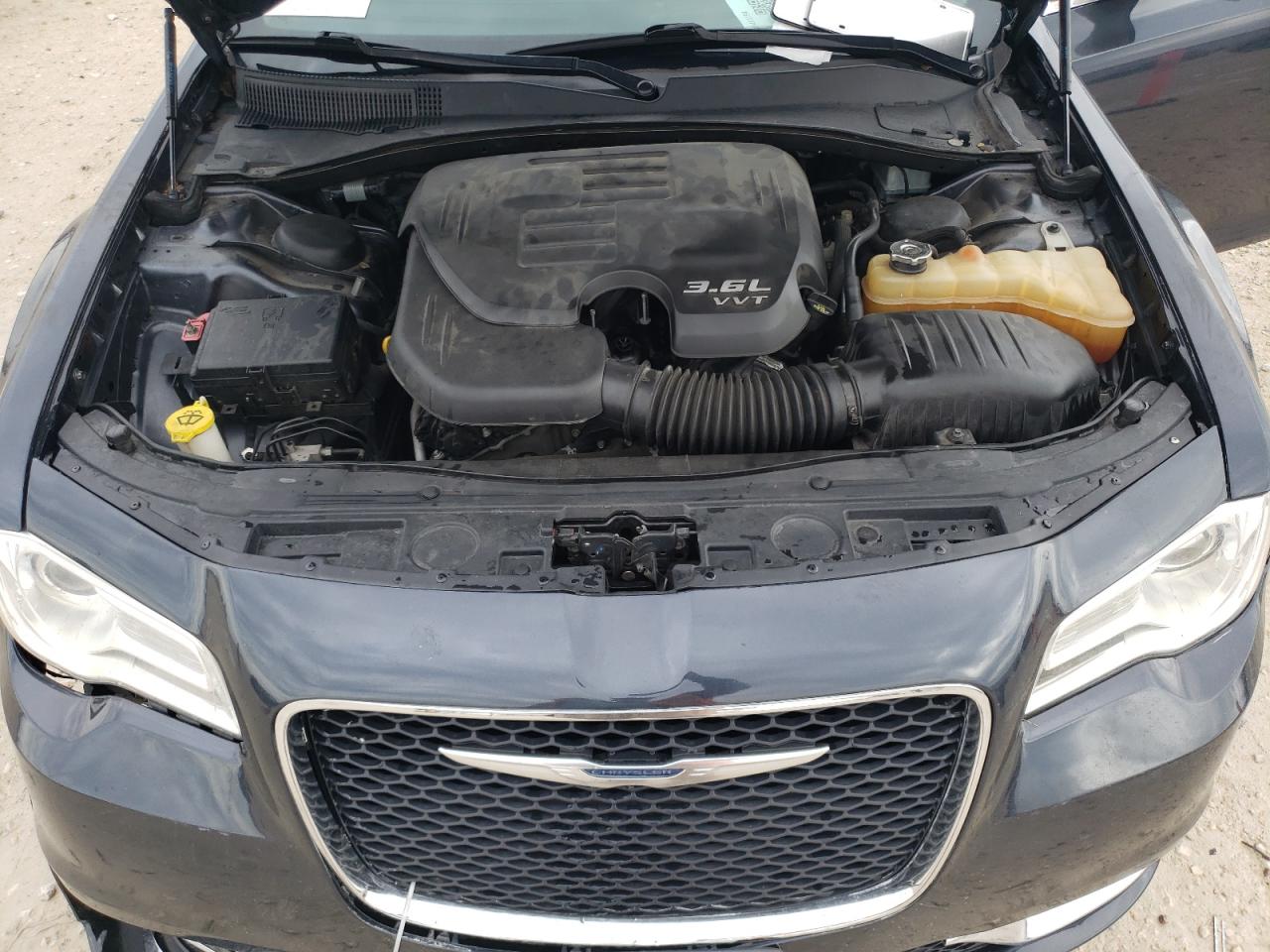 2016 Chrysler 300 - Image 11