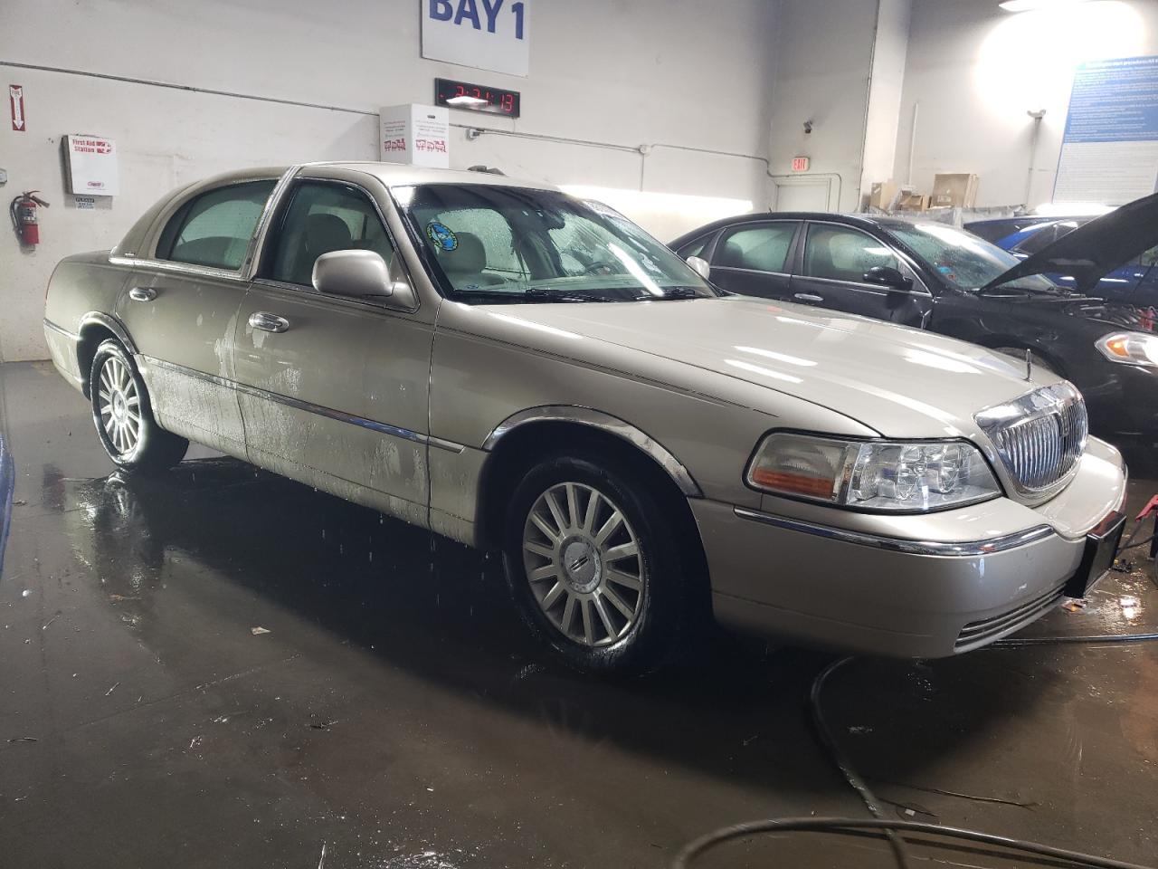 2004 Lincoln Town Car - Image 4