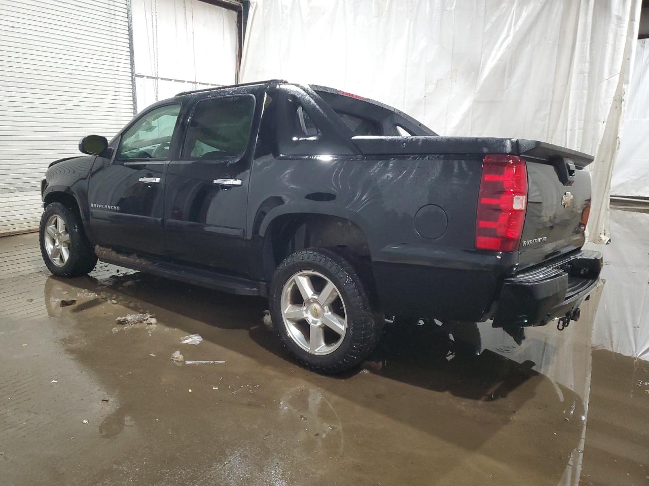 2008 Chevrolet Avalanche - Image 2
