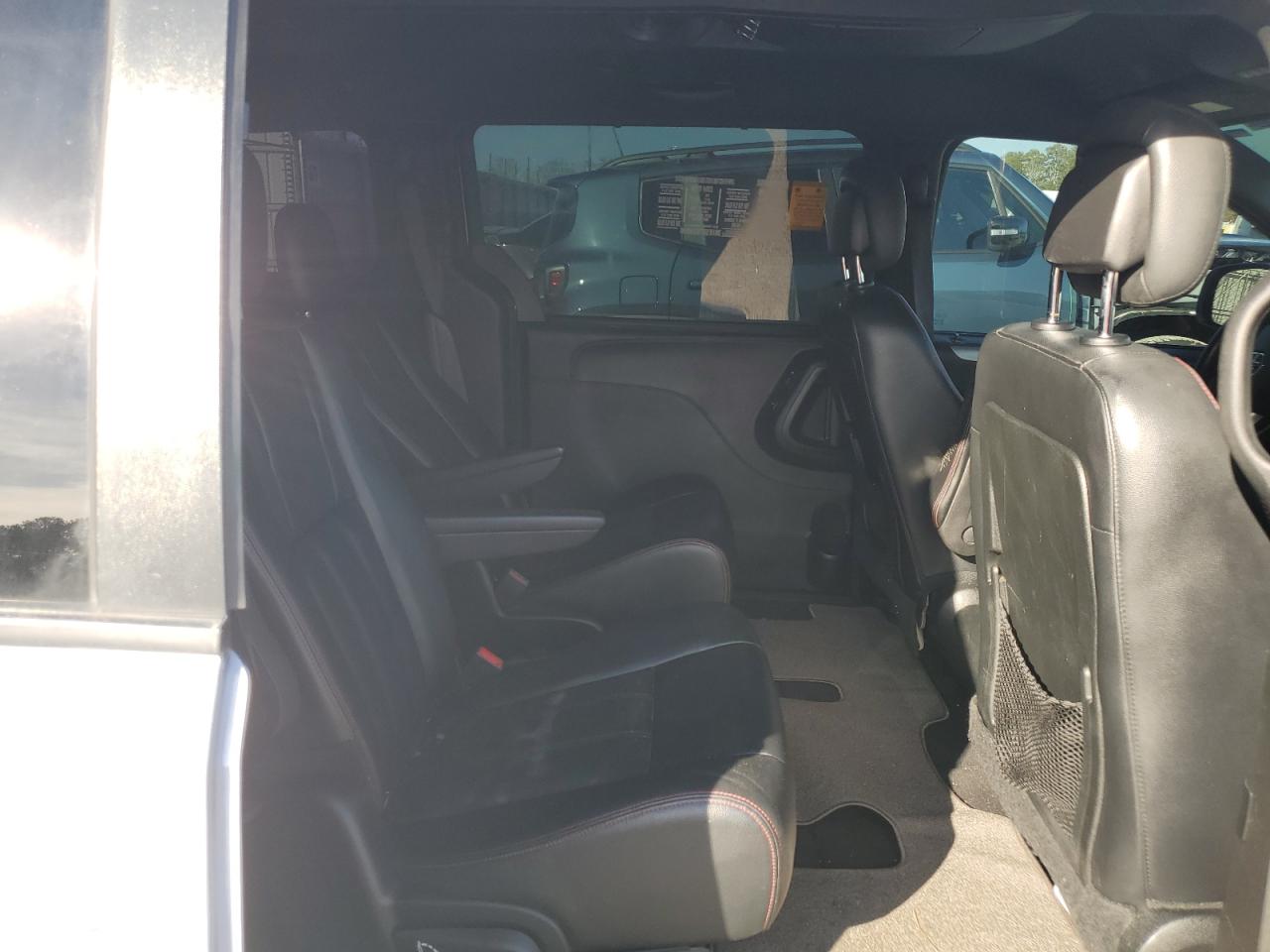 2017 Dodge Caravan - Image 11
