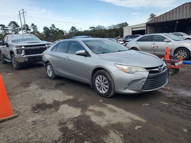 Sedans TOYOTA CAMRY 2017 Srebrny