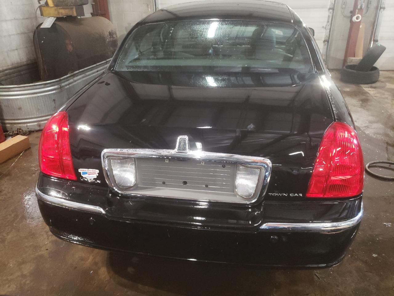2005 Lincoln Town Car - Image 6