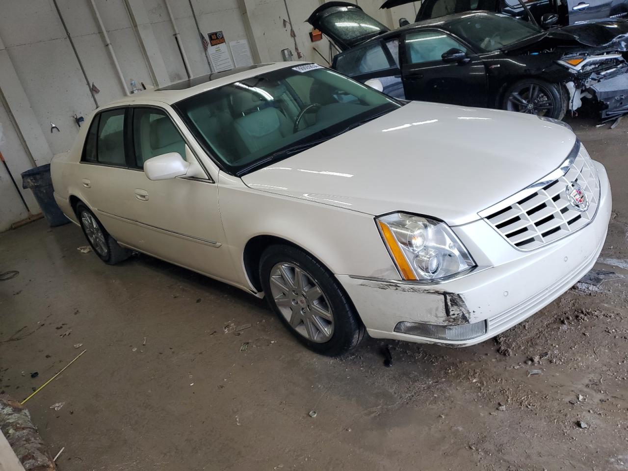 2011 Cadillac DTS - Image 4