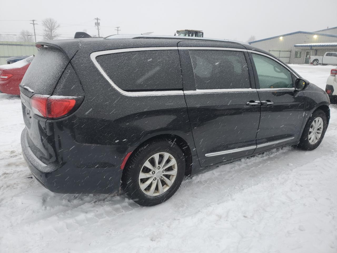 2018 Chrysler Pacifica - Image 3