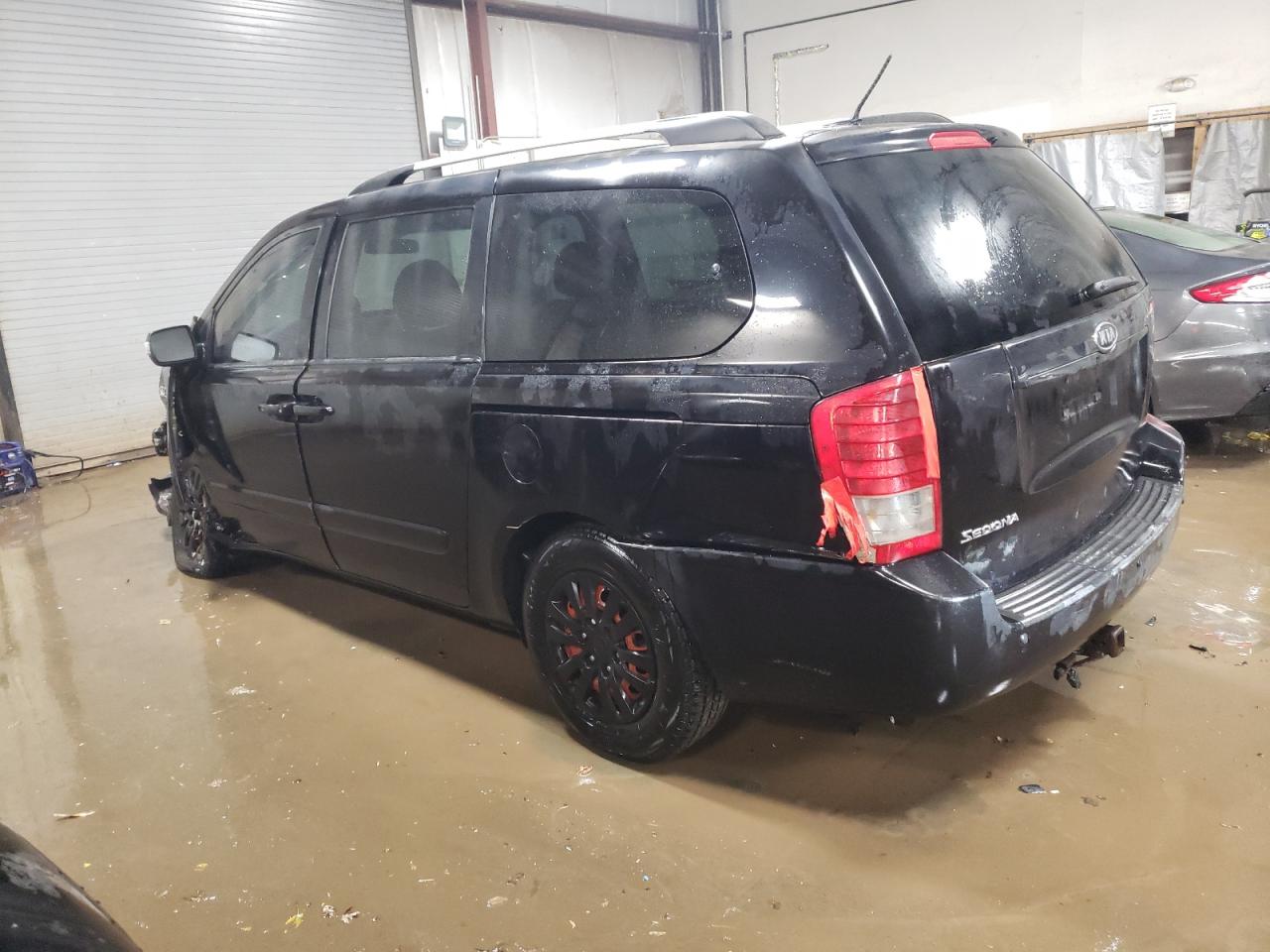 2012 Kia Sedona - Image 2