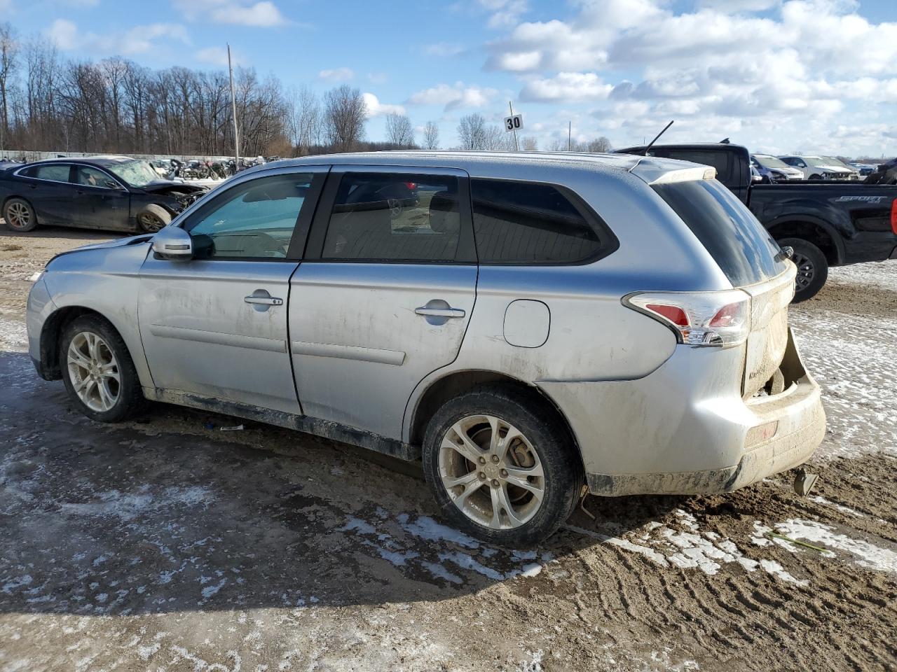 2014 Mitsubishi Outlander - Image 2