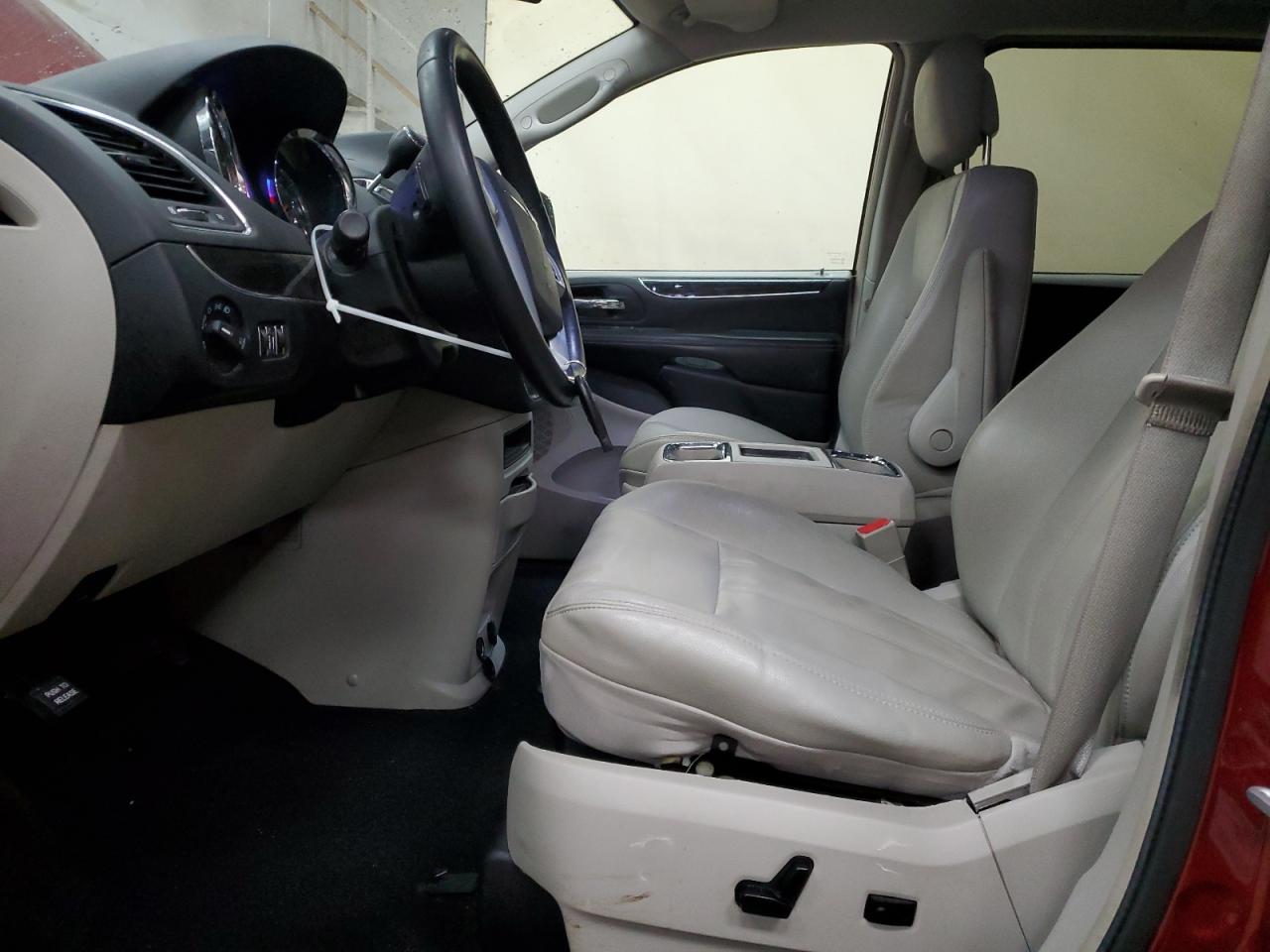 2013 Chrysler Town & Country - Image 7