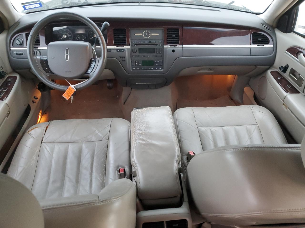 2006 Lincoln Town Car - Image 8
