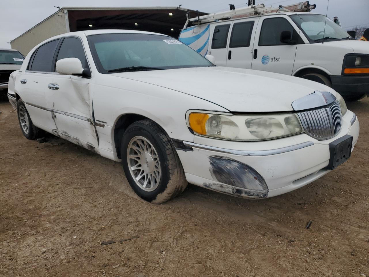 2001 Lincoln Town Car - Image 4