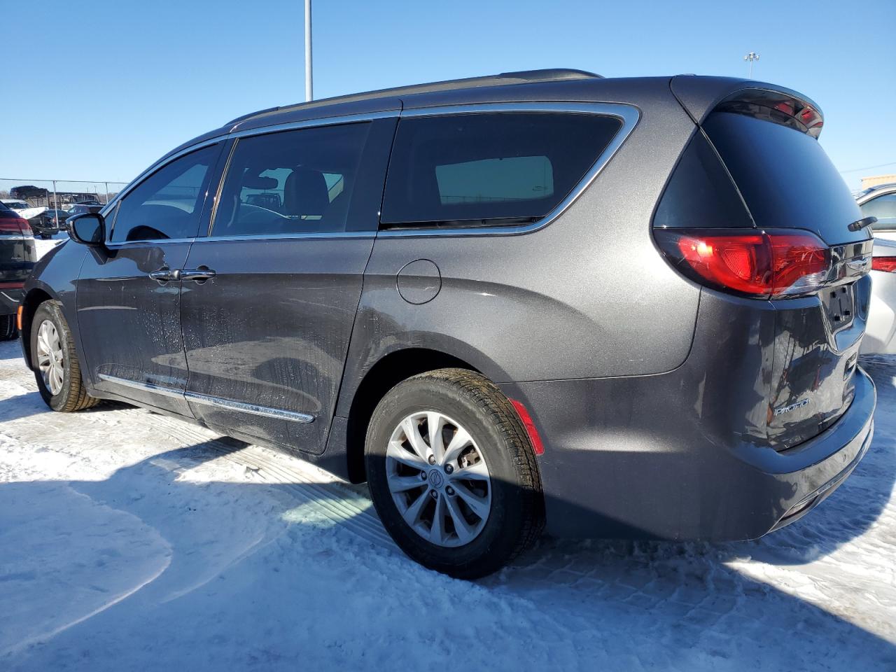 2017 Chrysler Pacifica - Image 2