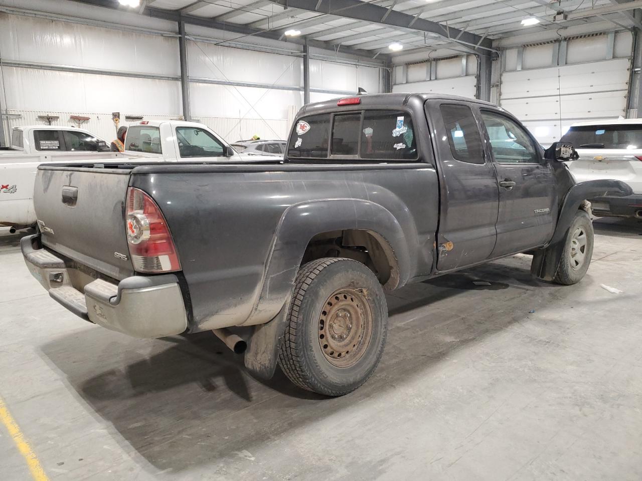 2015 Toyota Tacoma - Image 3