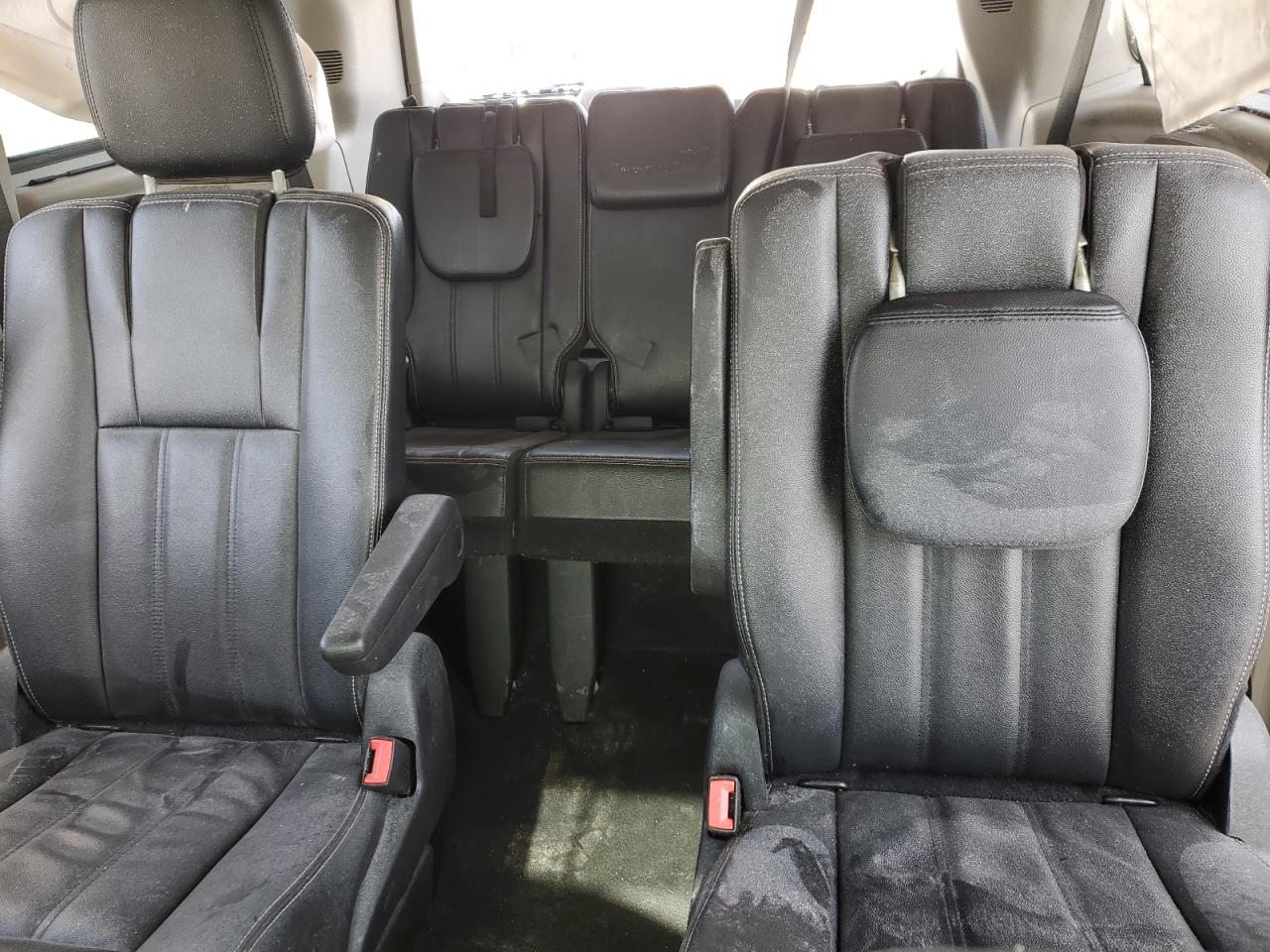2014 Chrysler Town & Country - Image 10