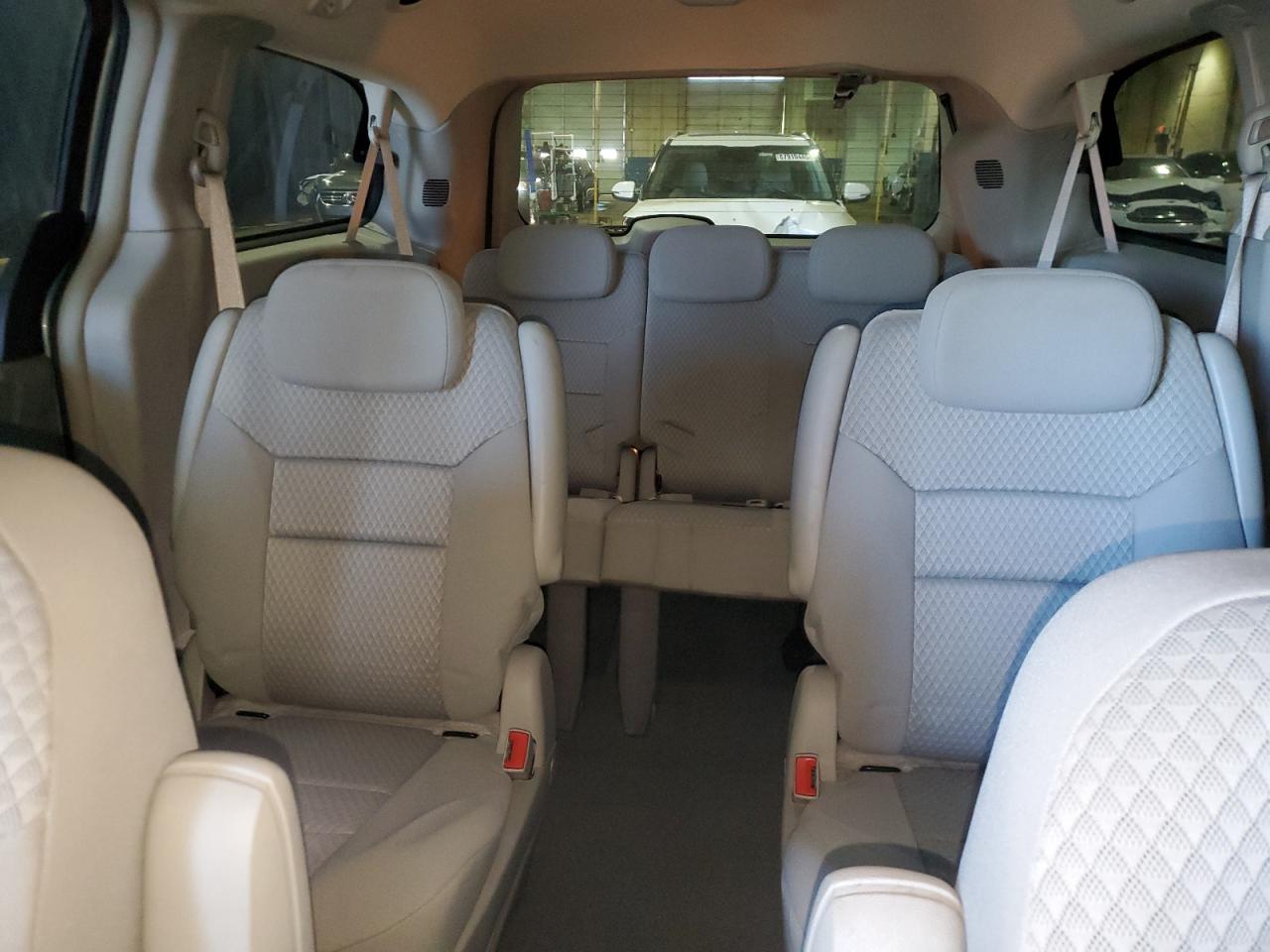 2010 Chrysler Town & Country - Image 10