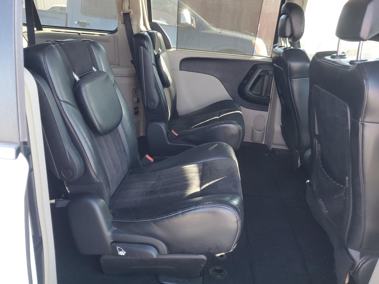 2014 Chrysler Town & Country - Image 11