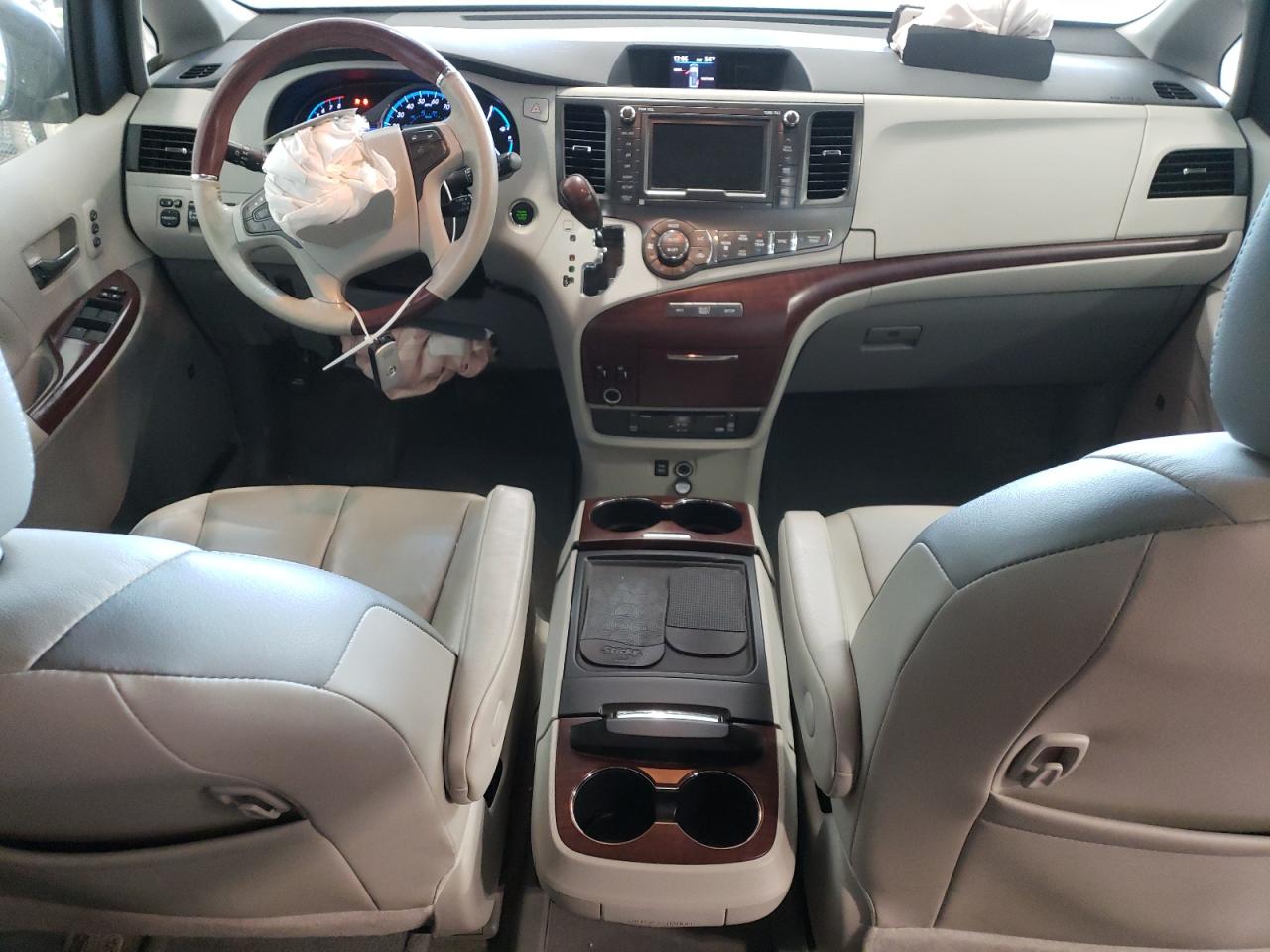 2013 Toyota Sienna - Image 8