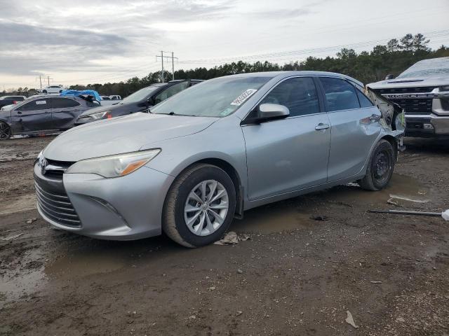 Sedans TOYOTA CAMRY 2017 Srebrny