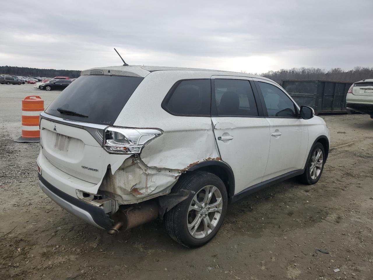 2015 Mitsubishi Outlander - Image 3