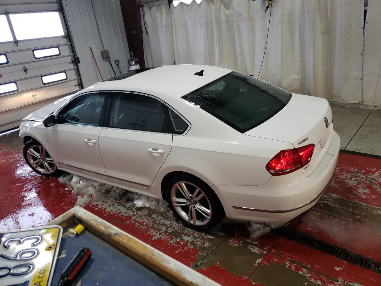 2015 Volkswagen Passat - Image 2