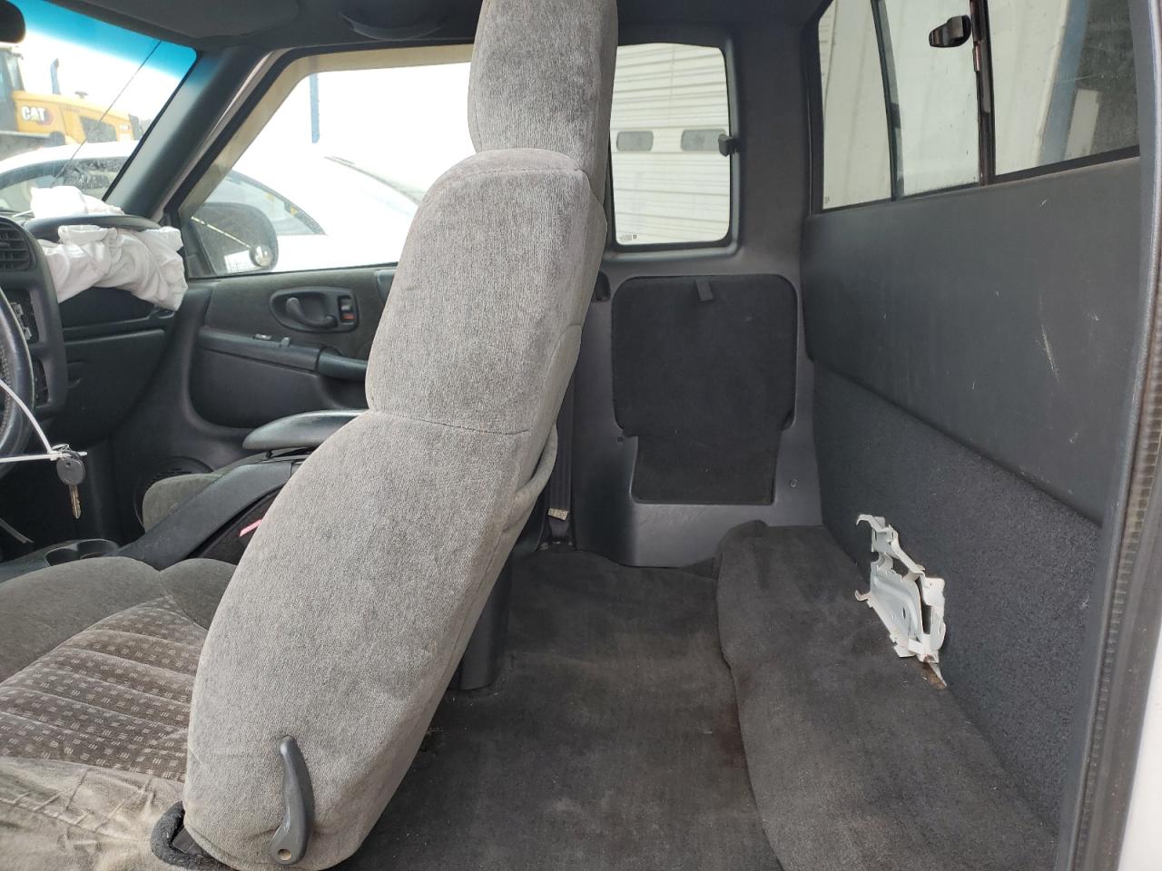 2002 Chevrolet S-10 Pickup - Image 10