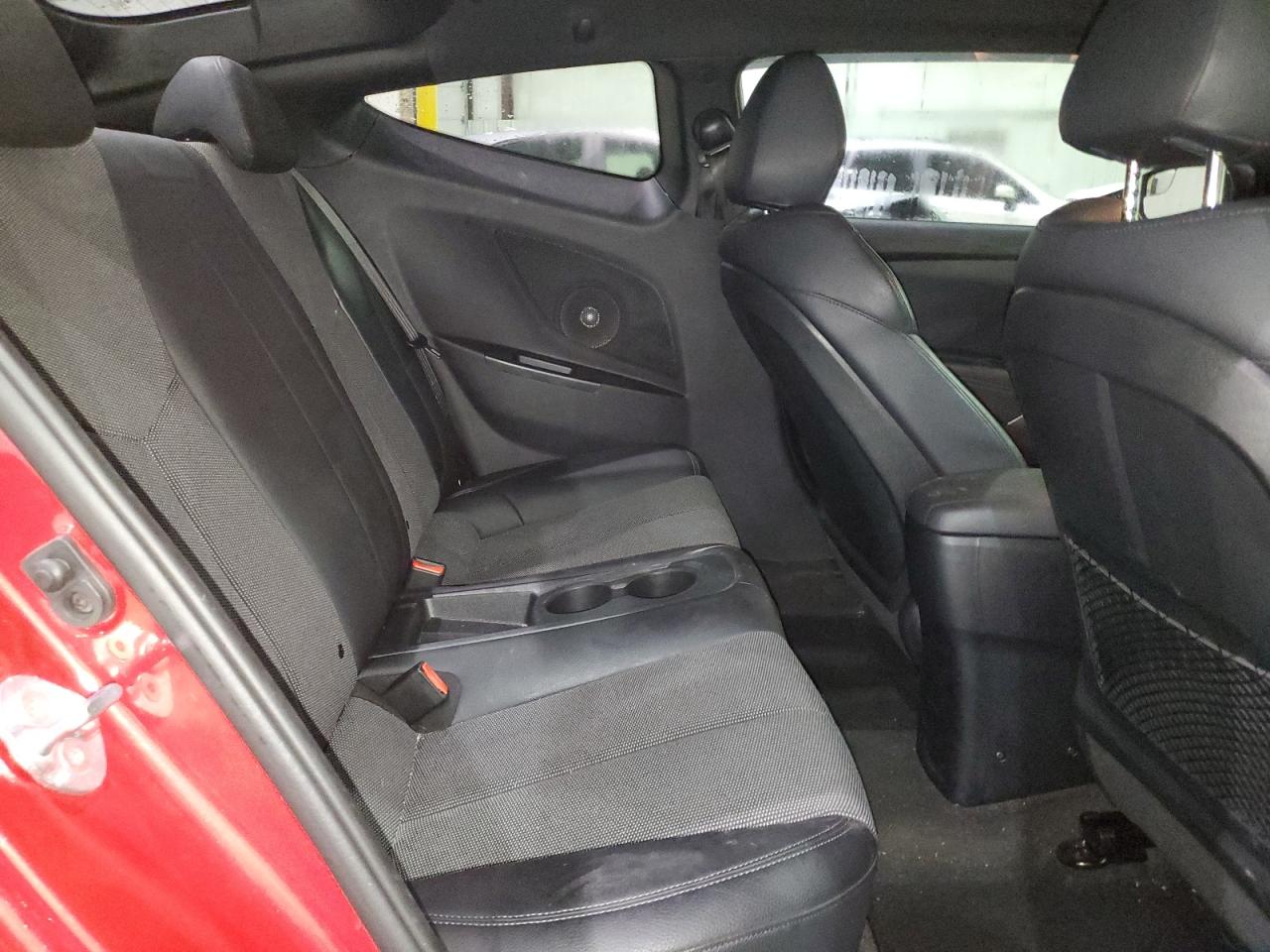 2016 Hyundai Veloster - Image 10