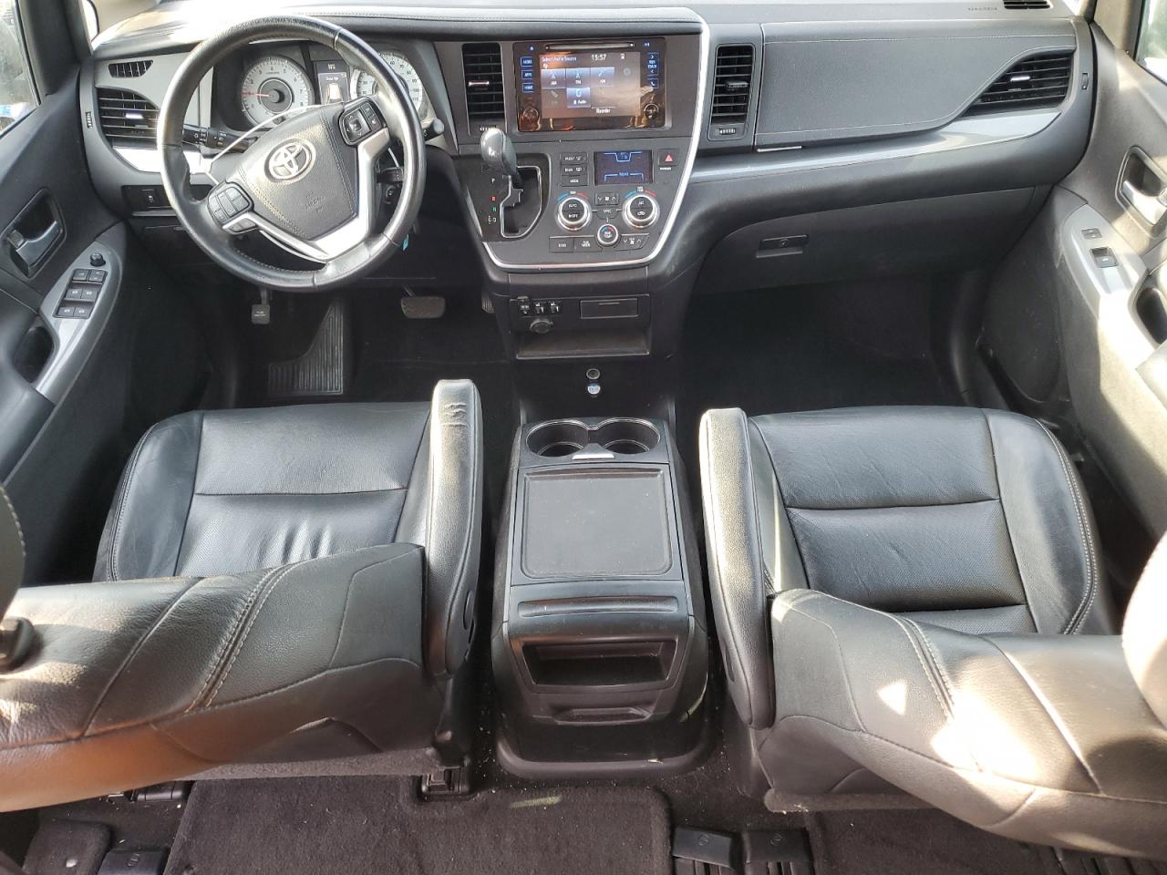 2017 Toyota Sienna - Image 8