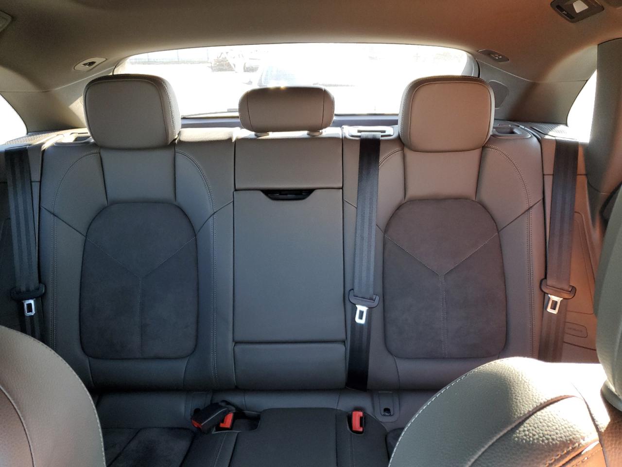 2018 Porsche Macan - Image 10