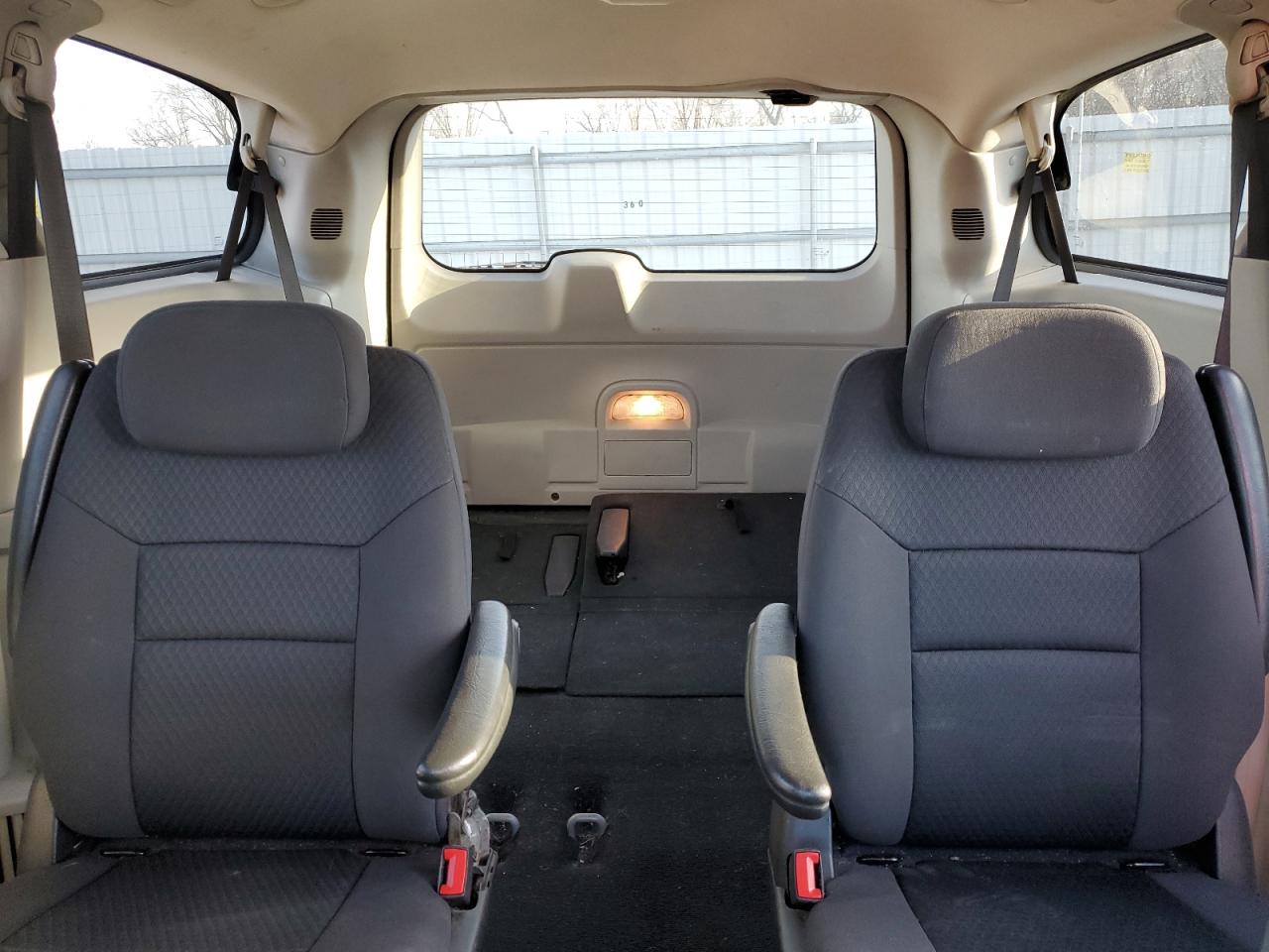 2010 Dodge Caravan - Image 10