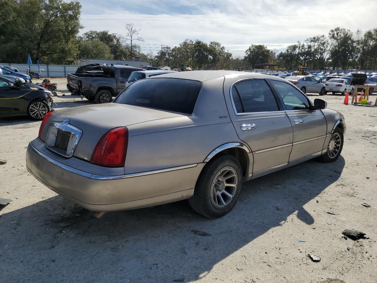 2001 Lincoln Town Car - Image 3