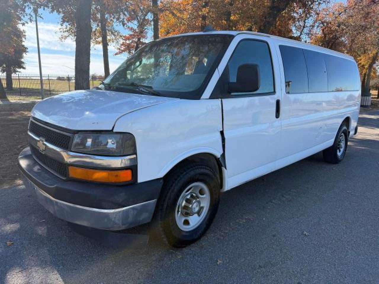 VIN 1GAZGPFG9H1176592 2017 CHEVROLET EXPRESS no.2