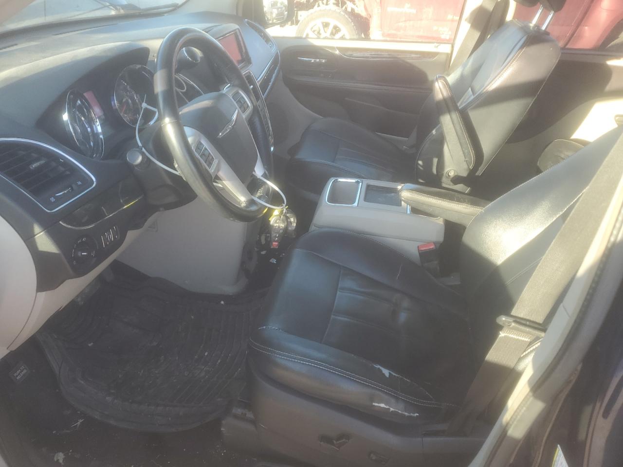 2014 Chrysler Town & Country - Image 7