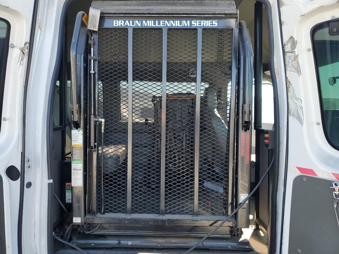 2010 Ford Econoline - Image 10