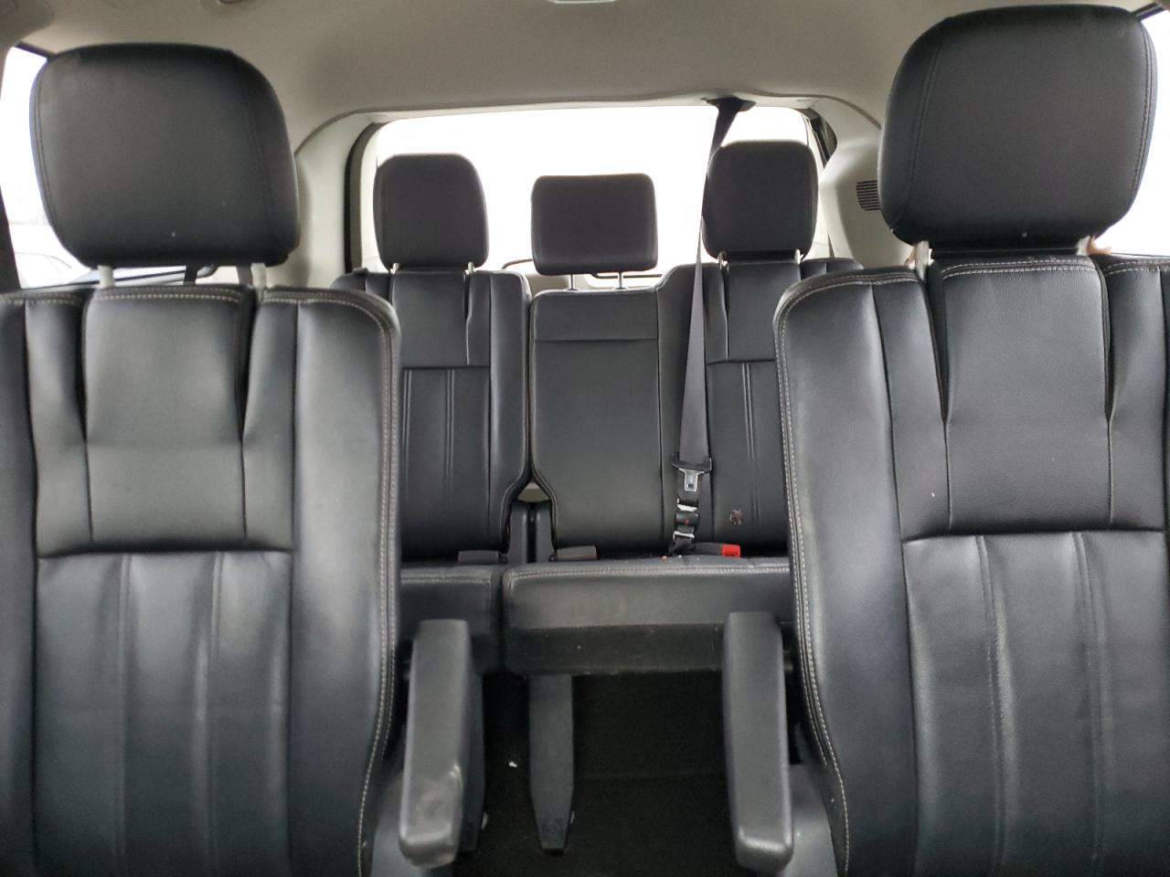 2016 Chrysler Town & Country - Image 10