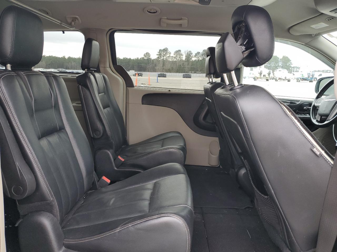 2014 Chrysler Town & Country - Image 11