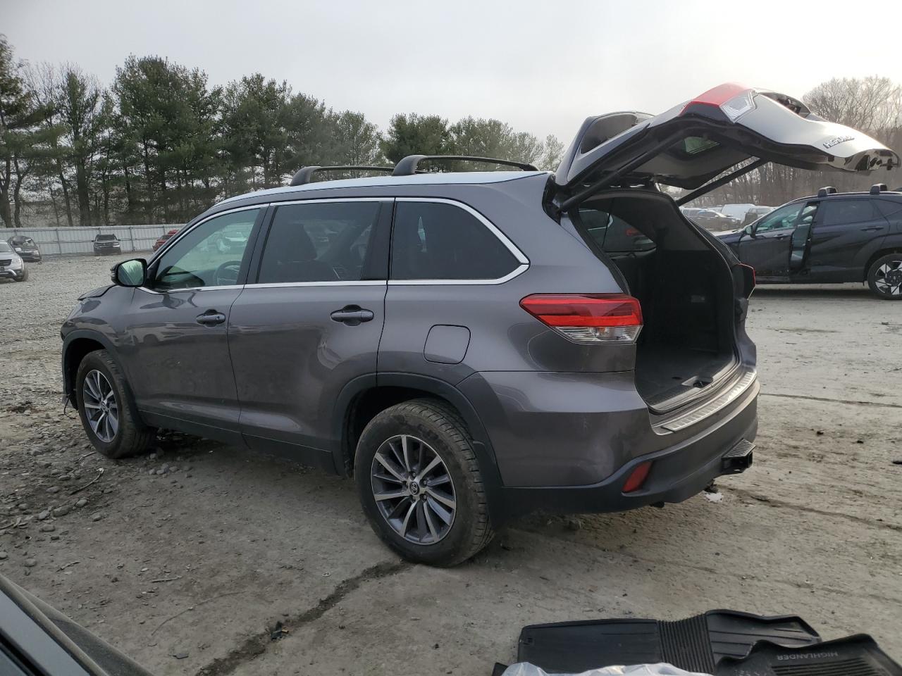 2019 Toyota Highlander - Image 2