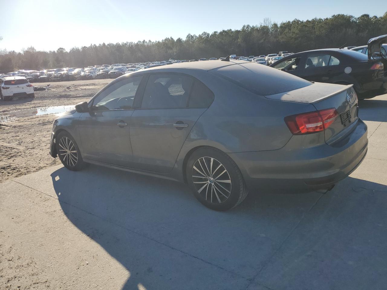 2015 Volkswagen Jetta - Image 2