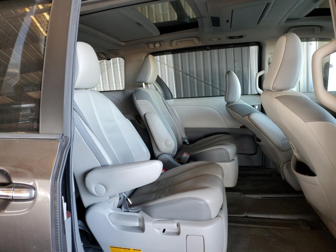 2013 Toyota Sienna - Image 11