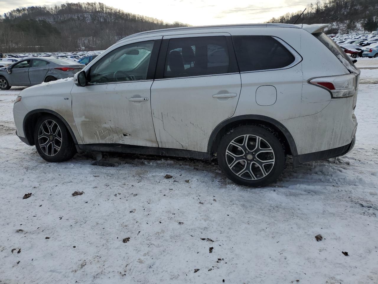 2015 Mitsubishi Outlander - Image 2