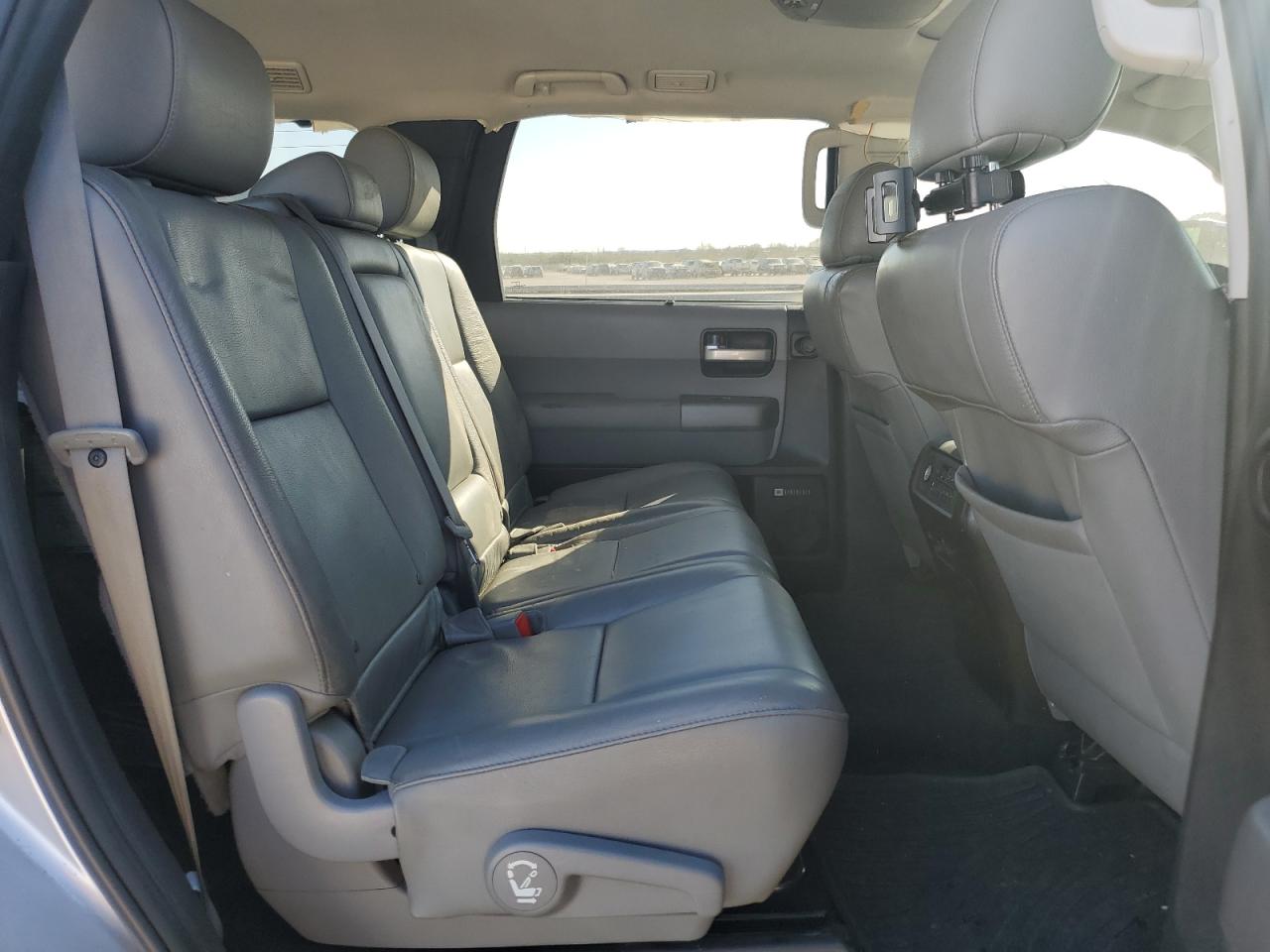 2015 Toyota Sequoia - Image 11