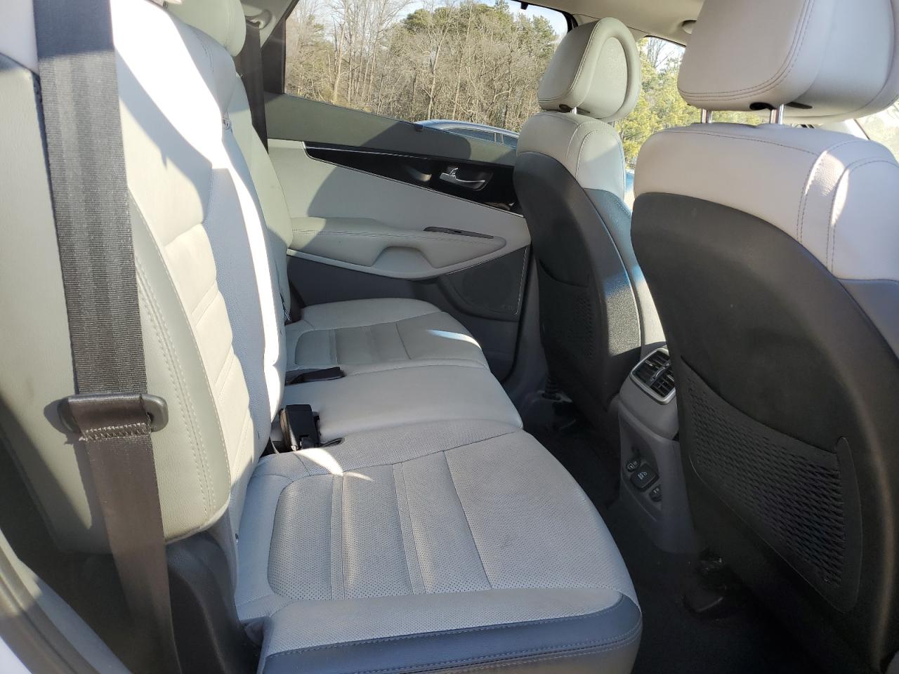 2016 Kia Sorento - Image 11
