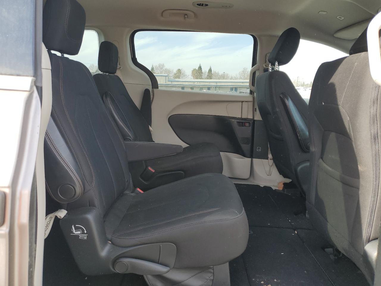 2018 Chrysler Pacifica - Image 11