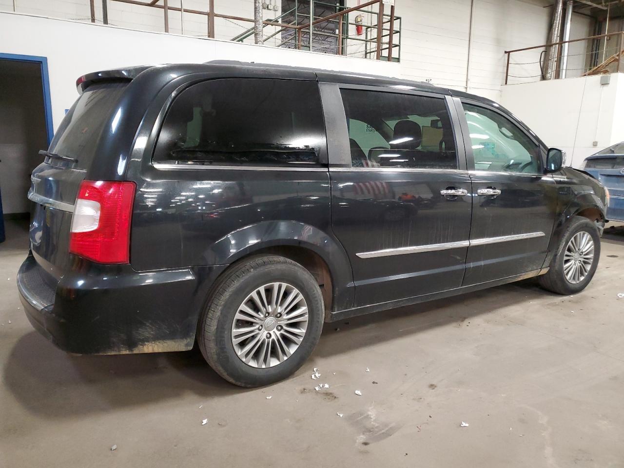2014 Chrysler Town & Country - Image 3