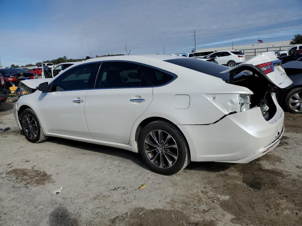 2016 Toyota Avalon - Image 2
