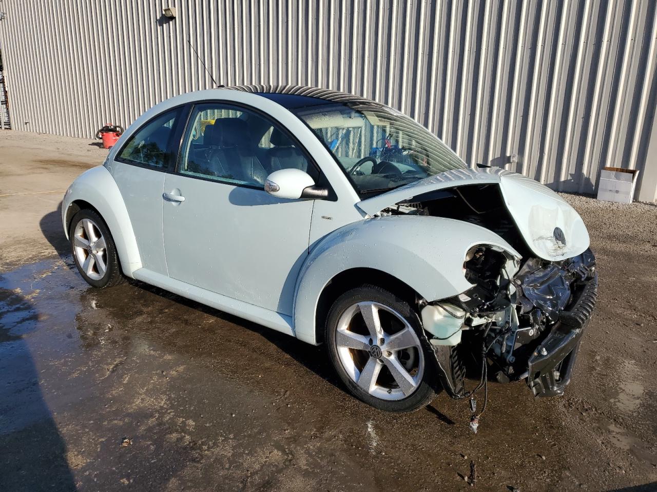 2010 Volkswagen Beetle - Image 4