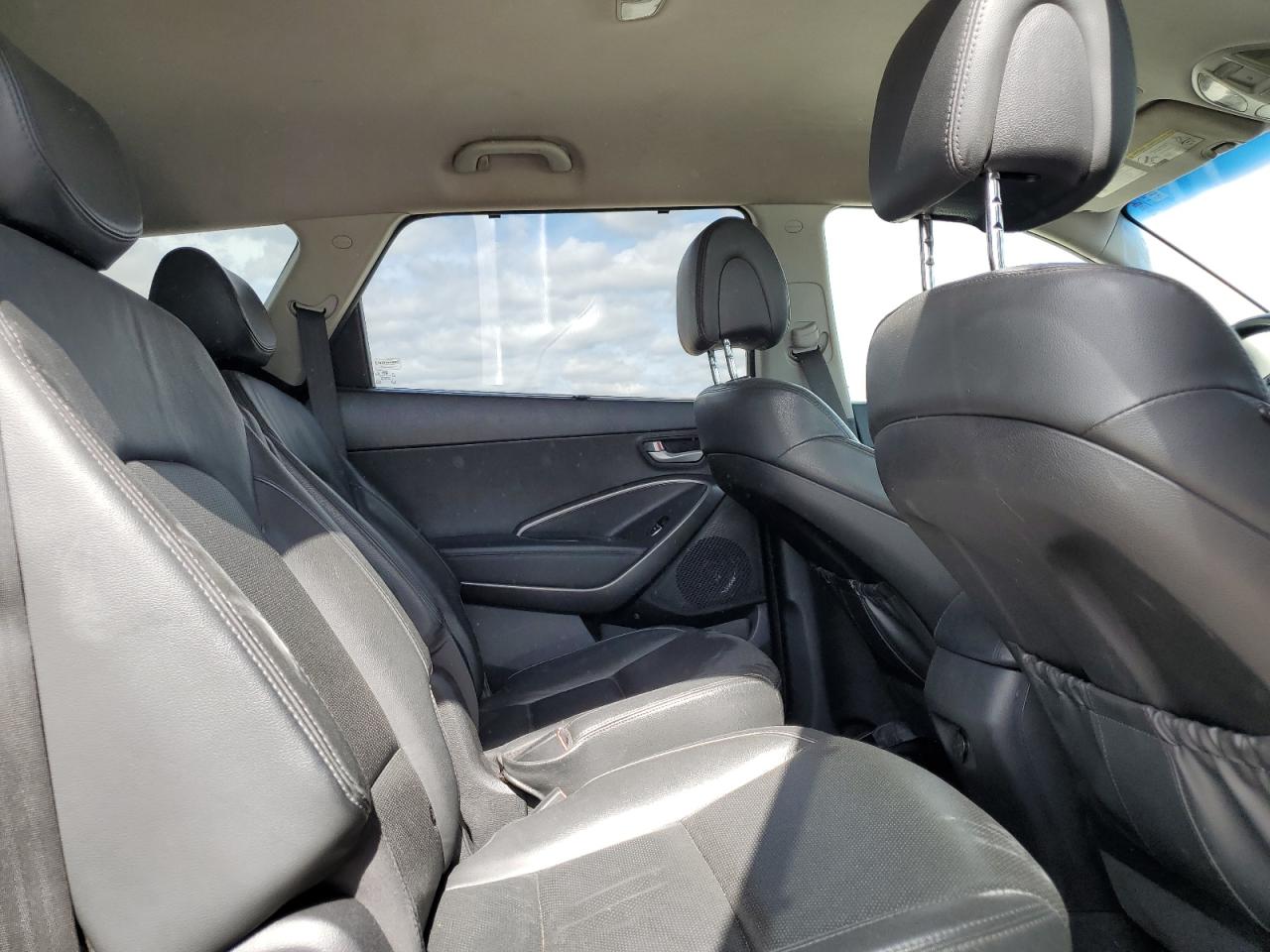 2016 Hyundai Santa Fe - Image 11