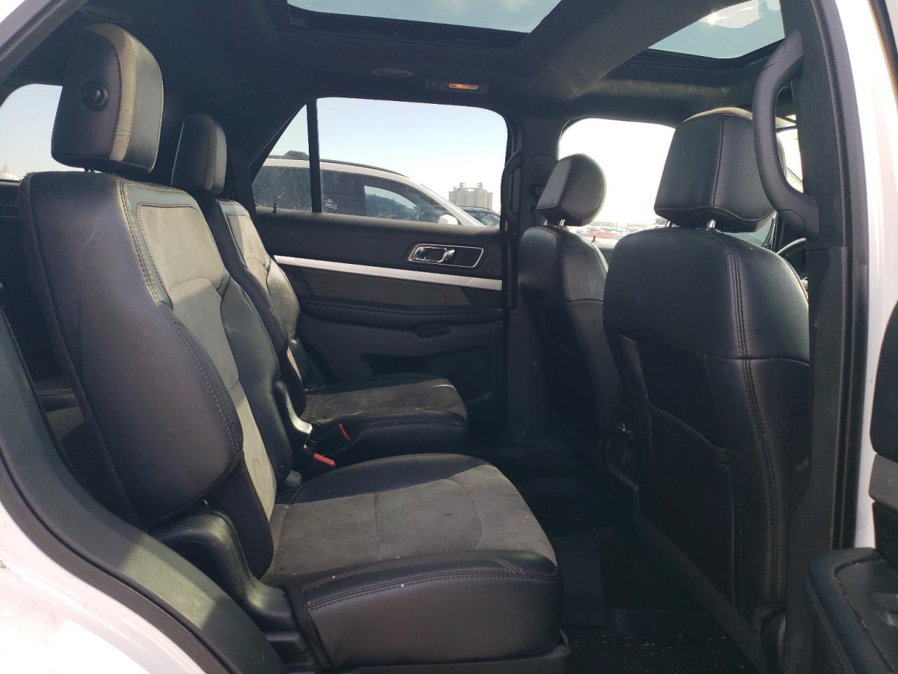 2017 Ford Explorer - Image 11