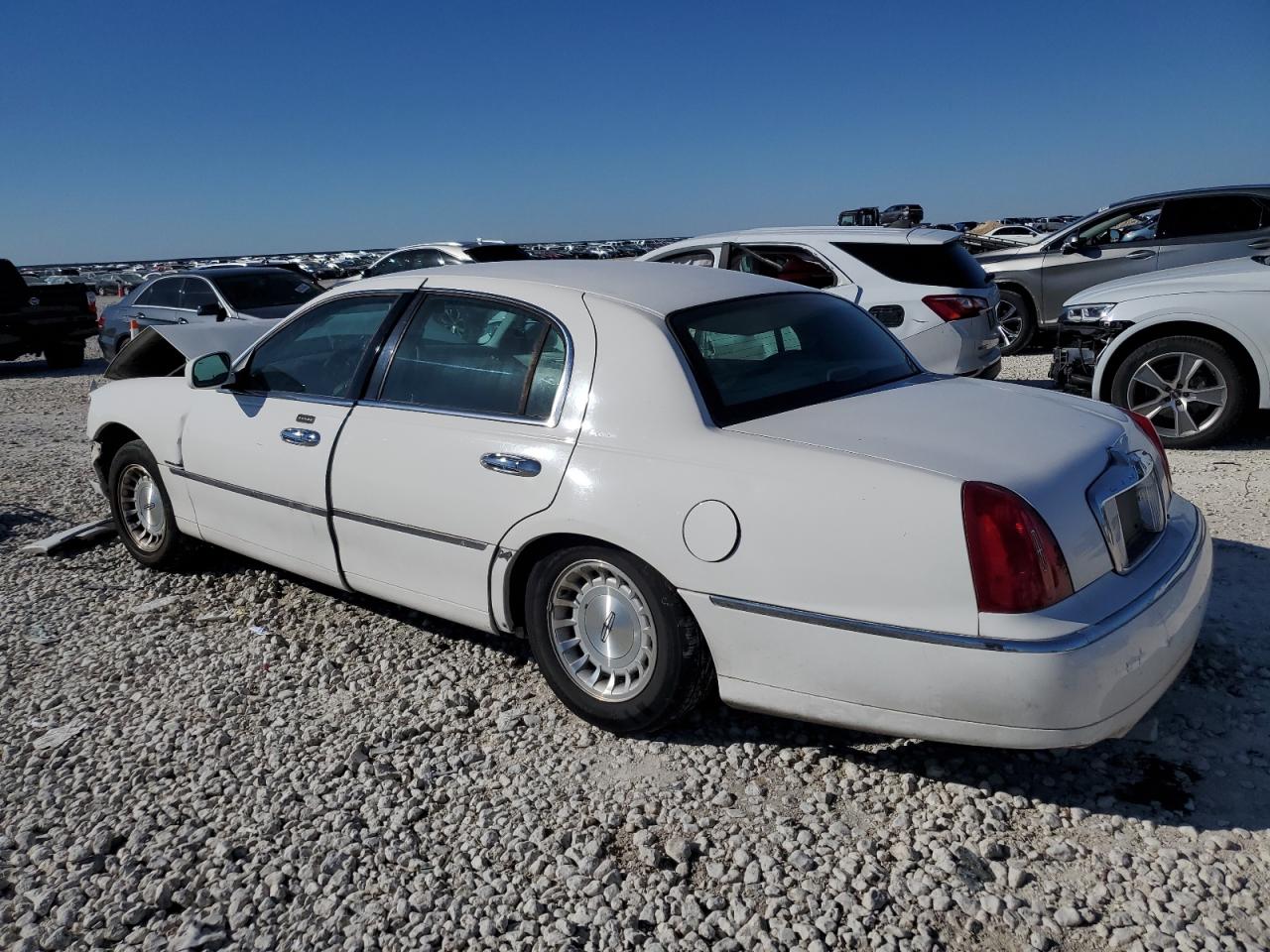 1999 Lincoln Town Car - Image 2