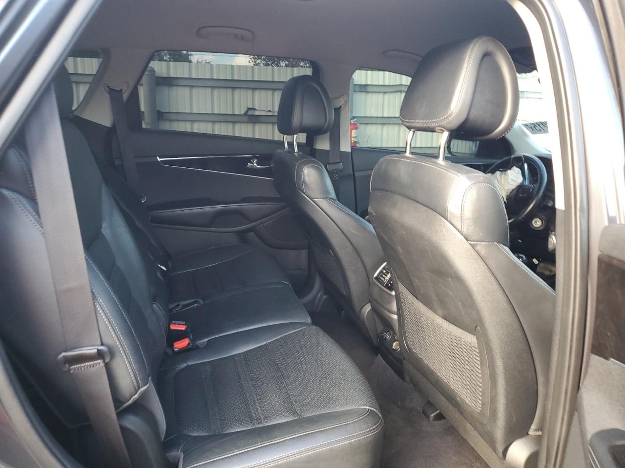 2016 Kia Sorento - Image 11